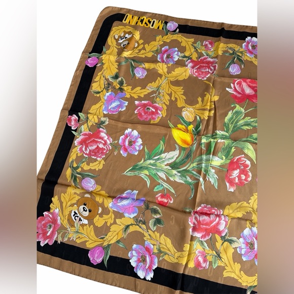 💗🌷🌷💗 MOSCHINO SILK SQUARE SCARF - Picture 3 of 10